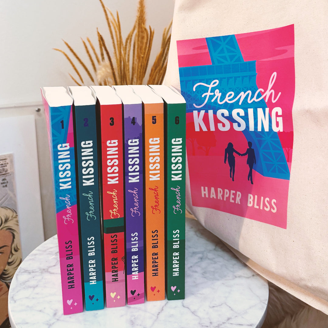 Les six livres papier de la série French Kissing en français par Harper Bliss avec un sac fourre-tout sur lequel est imprimé la couverture de French Kissing: Saison Un.
