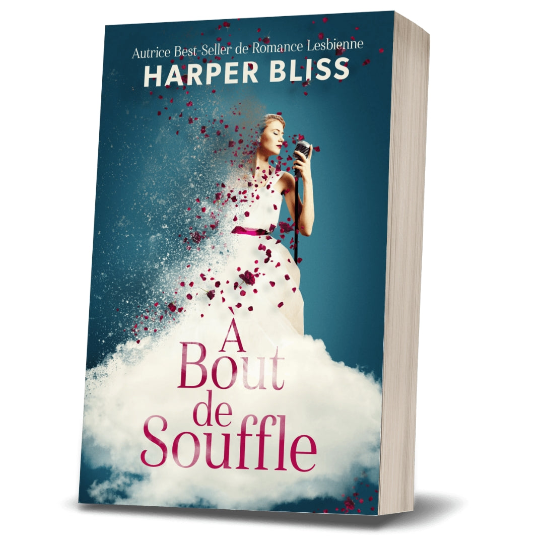 Mockup du livre papier « À bout de souffle » de Harper Bliss, avec une chanteuse tenant un micro dans une robe blanche, entourée d’un effet de pétales ou de confettis.